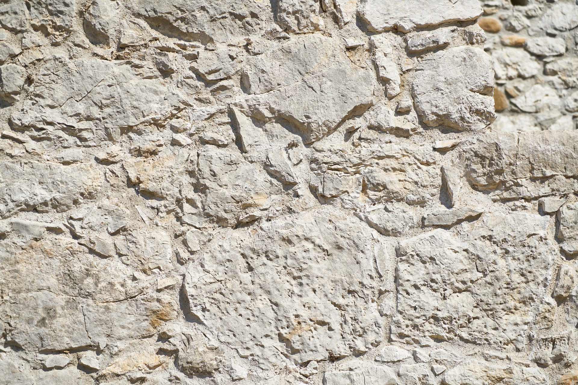 5 Elegant Types of White Natural Stone