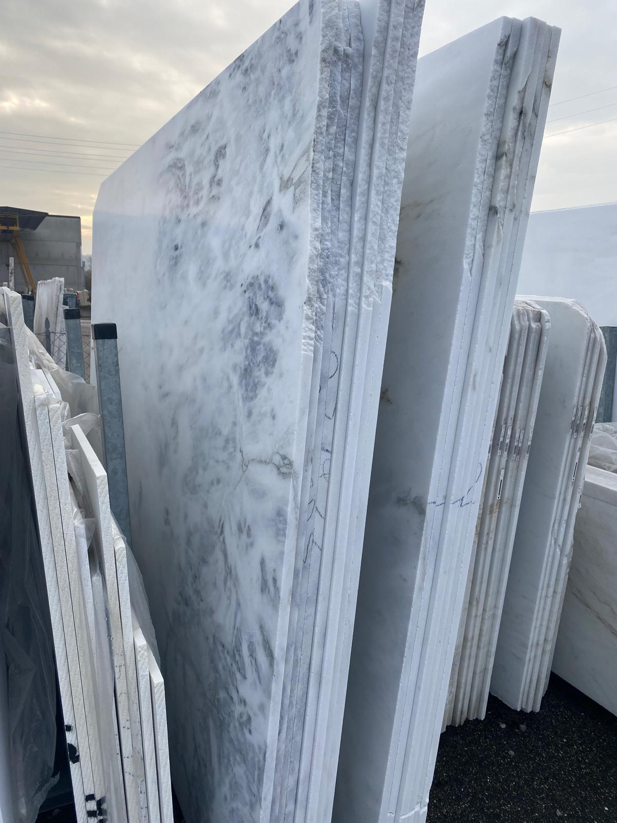 Weiße Marmorplatten im Außenlager