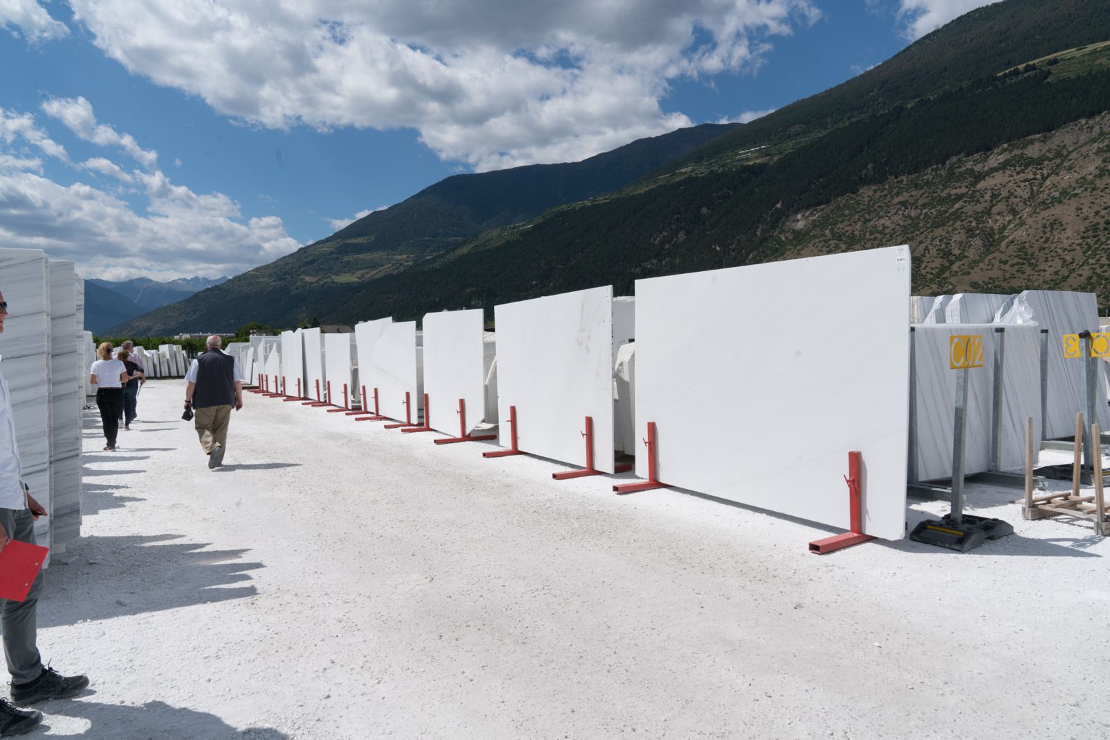 Specifica della Range manuale: lastre di pietra naturale esposte in verticale presso il produttore per la valutazione