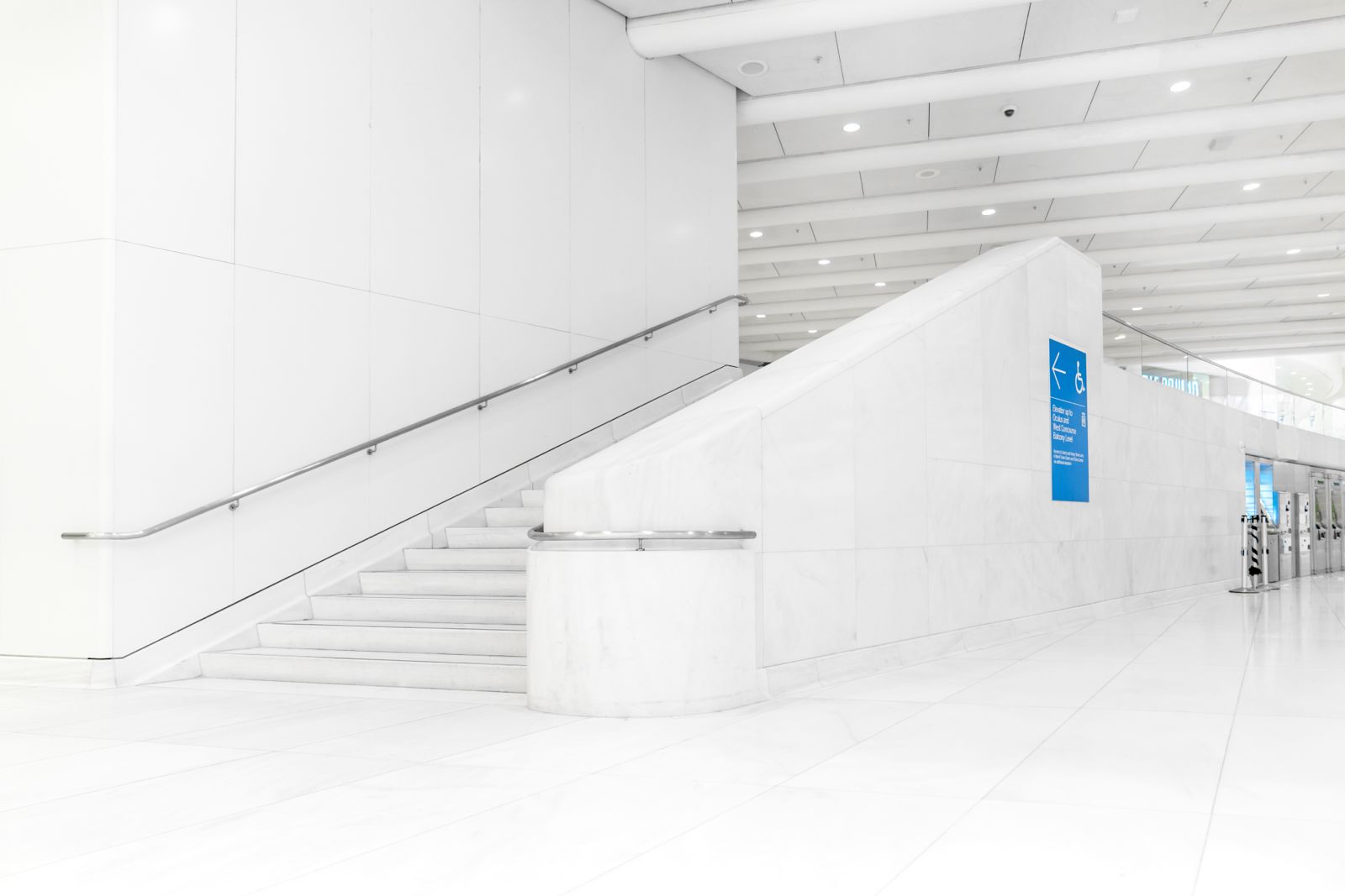 Revêtement mural en marbre de Lasa au World Trade Center de New York avec éléments en pierre tridimensionnels et marches massives