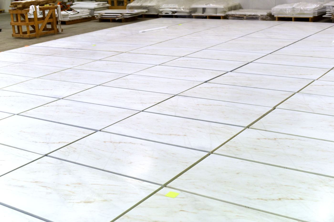 Lasa-Marmo-Werkstatt — Vena-Oro-Platten im physischen Dry Layout vor dem Versand