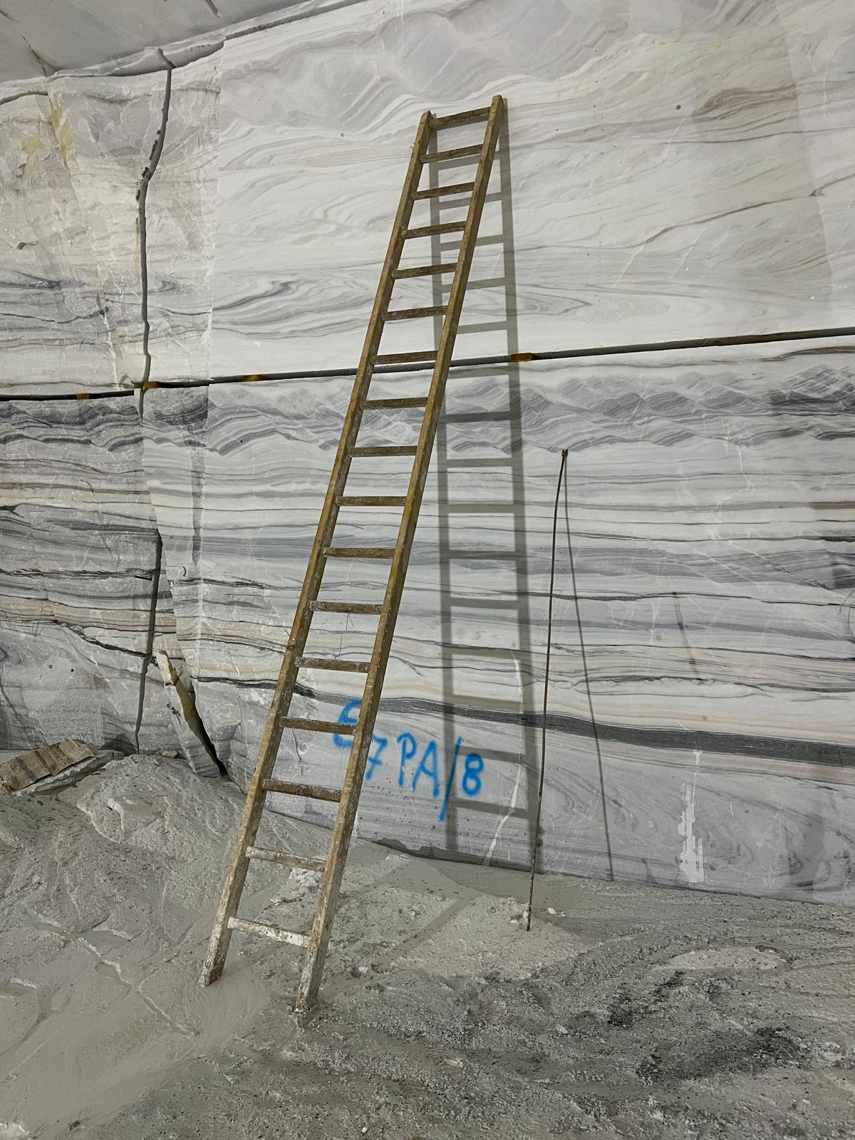 Marmor-Block im Steinbruch — Blockauswahl vor Ort