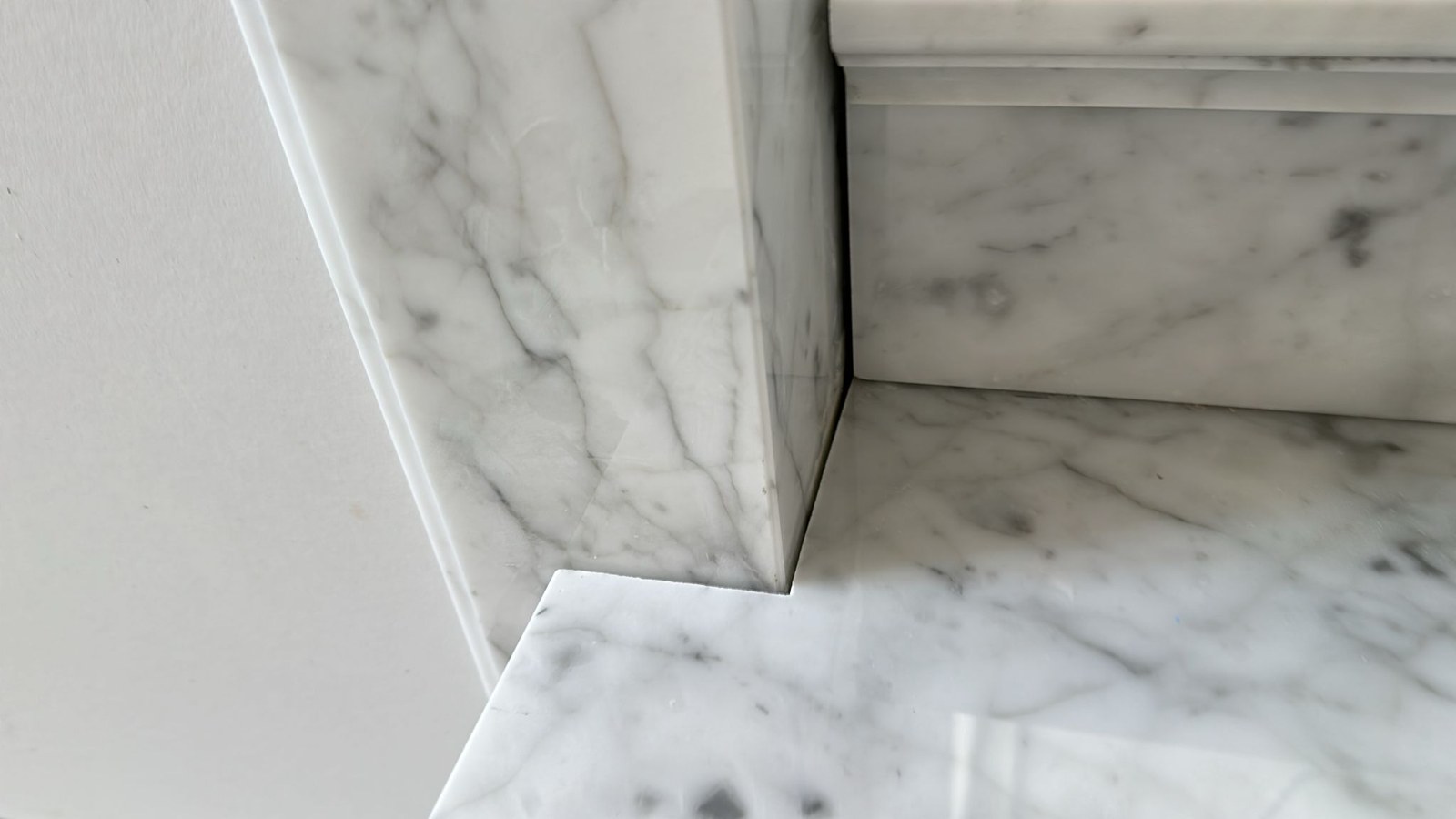 Marmortreppe Detail: gehrter Sockel und durchgehende Maserung