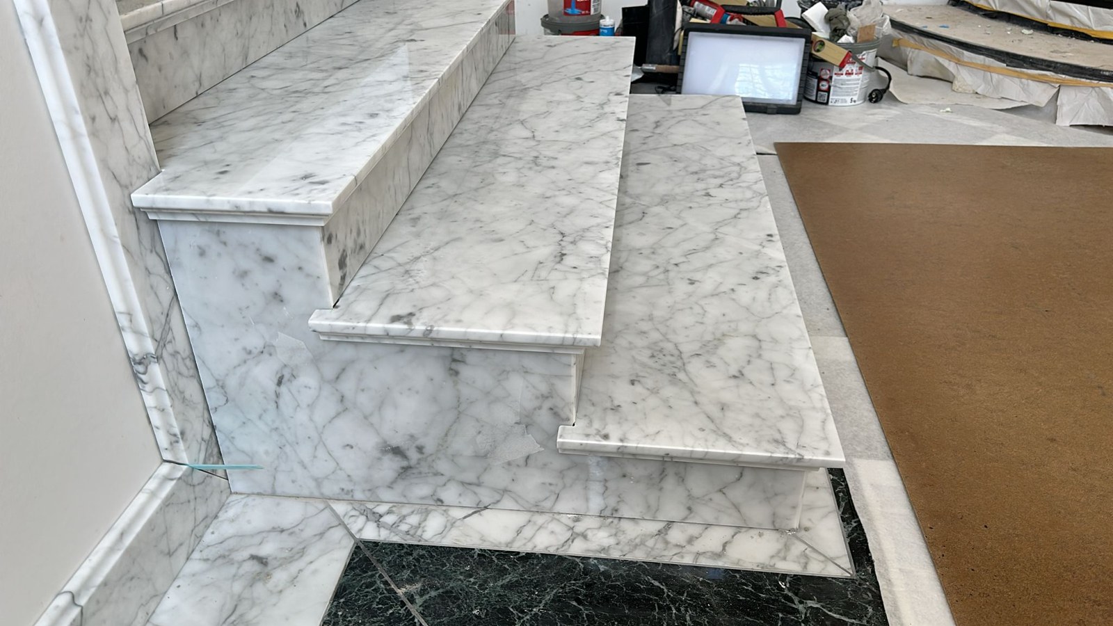 Marmortreppe im Detail: Stufen mit profilierter Kante