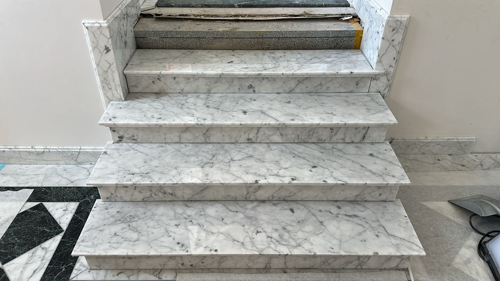 Marmortreppe mit durchlaufender Maserung