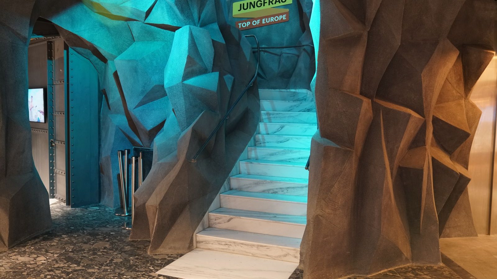 Planning a Natural Stone Staircase with Continuous Vein Matching