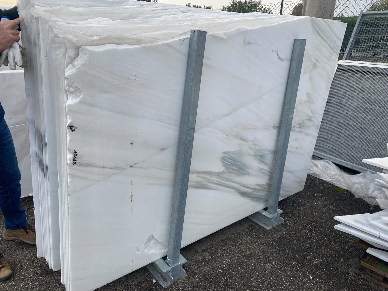 Dalles de pierre naturelle en rayonnage devant être vérifiées manuellement