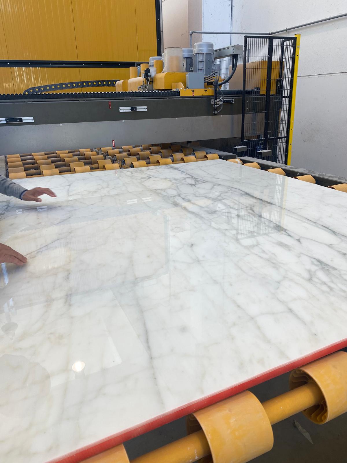 Marmor-Slab auf CNC-Brückensäge beim Zuschnitt